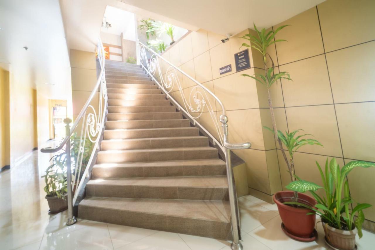 Oyo 197 Sunny Point Hotel Davao Екстер'єр фото