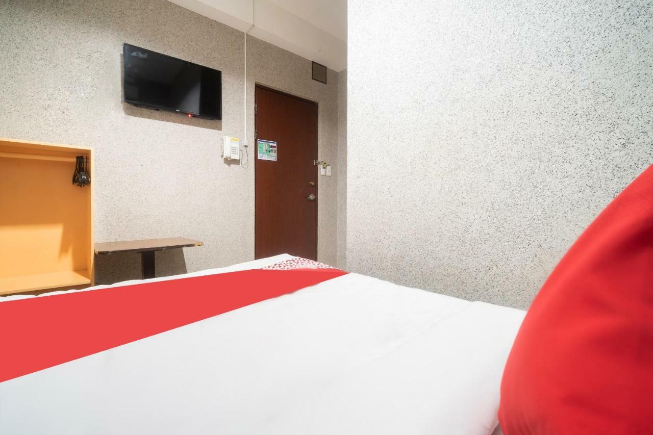 Oyo 197 Sunny Point Hotel Davao Екстер'єр фото